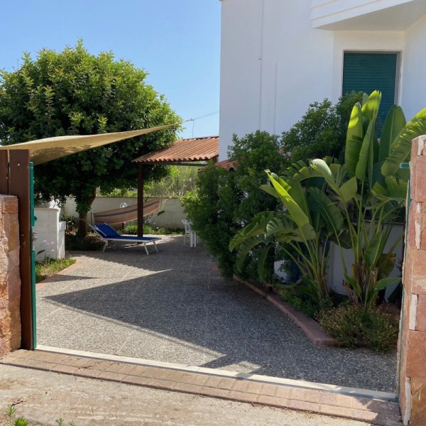 Monolocale con giardino a due passi dal mare — foto 2