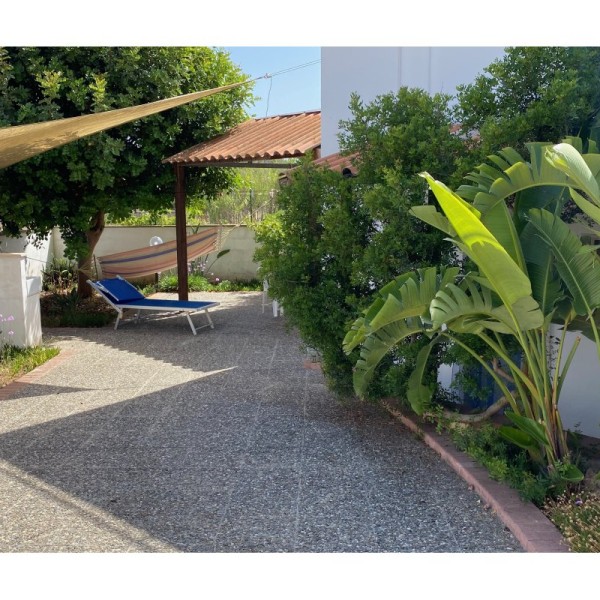 Monolocale con giardino a due passi dal mare — foto 3